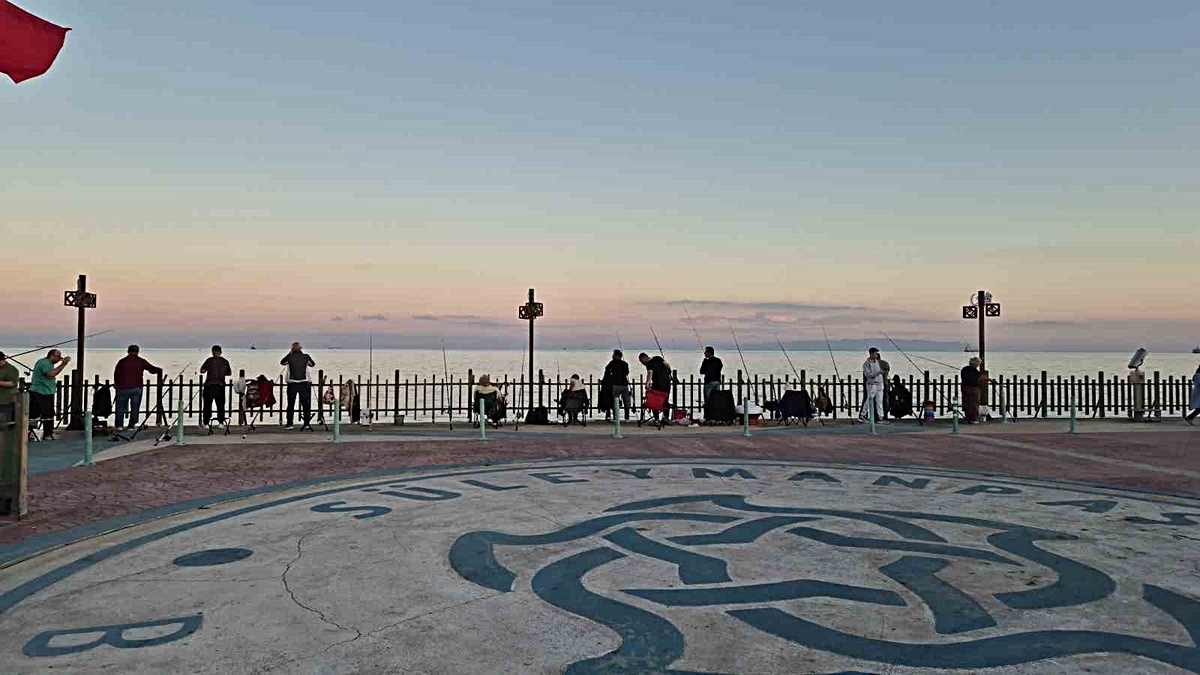 Tekirdağ'da amatör balıkçılar akşam serinliğinde Rumeli İskelesi'nde buluştu