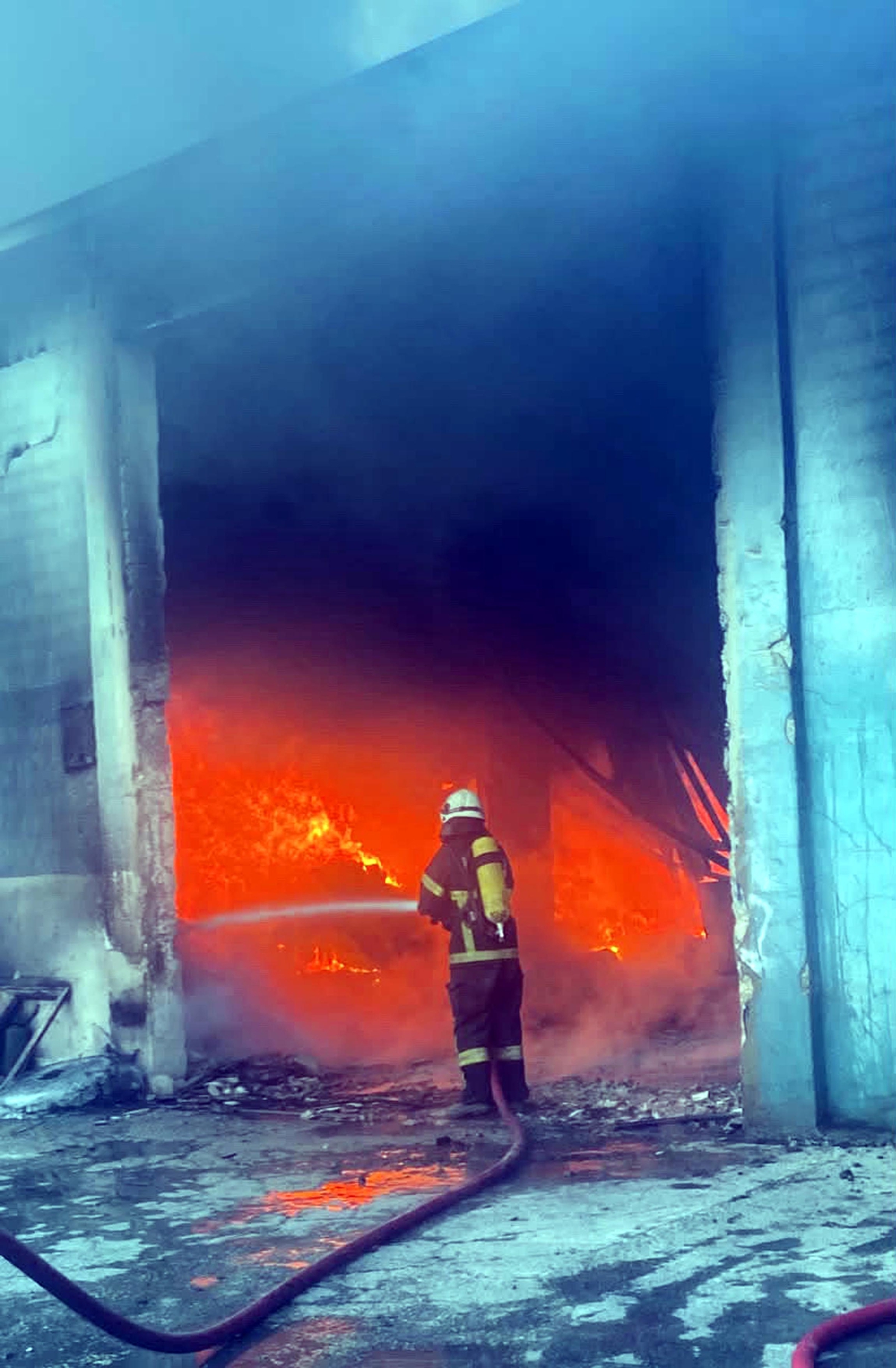 Tekirdağ Muratlı'da geri dönüşüm tesisindeki yangın 2 saatte kontrol altına alındı