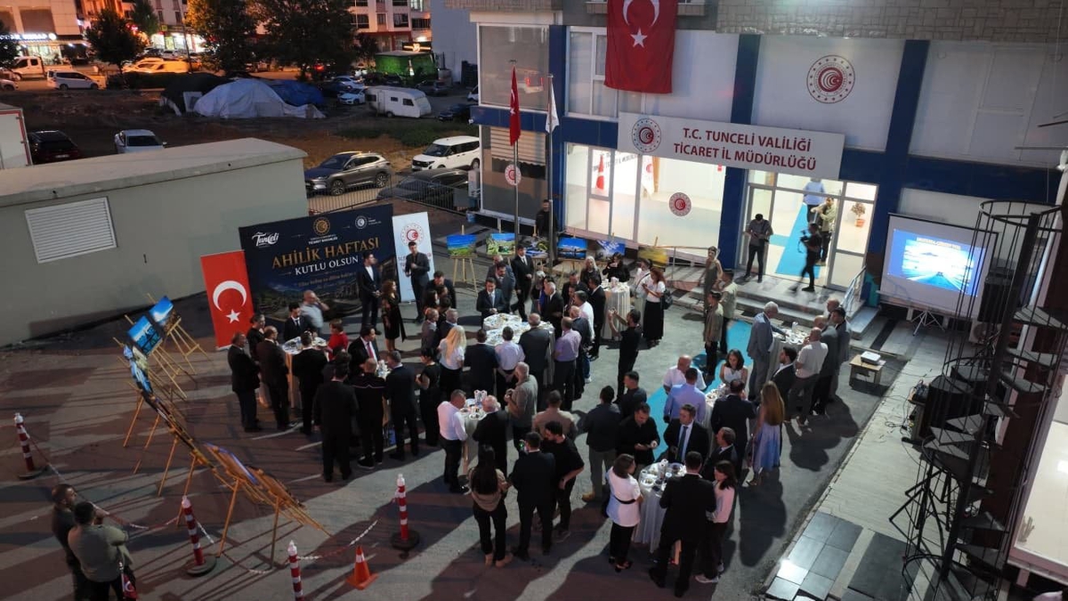 Tunceli'de 39. Ahilik Haftası'nda Yılın Ahisi Sinan Açılan'a ödülü sunuldu