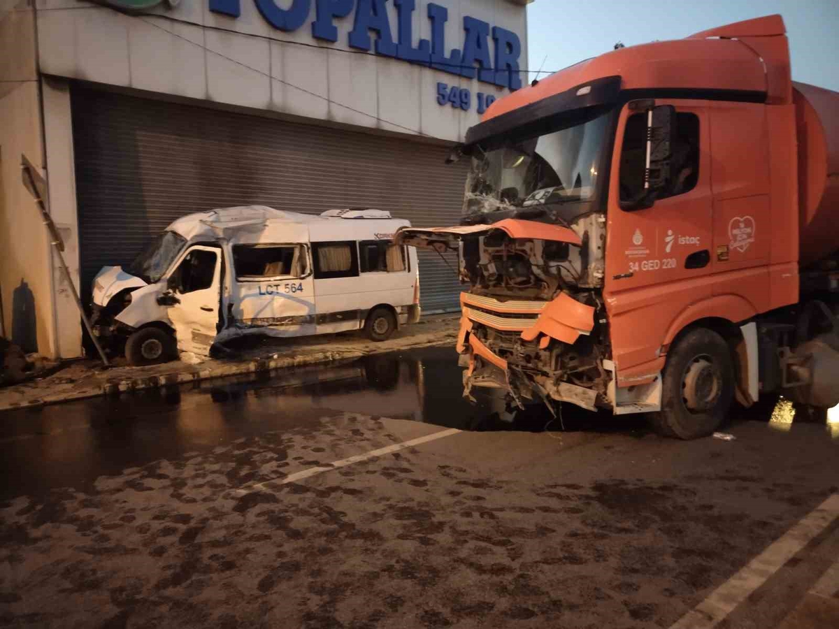 Ümraniye'de servis minibüsü ile İSTAÇ kamyonu çarpıştı