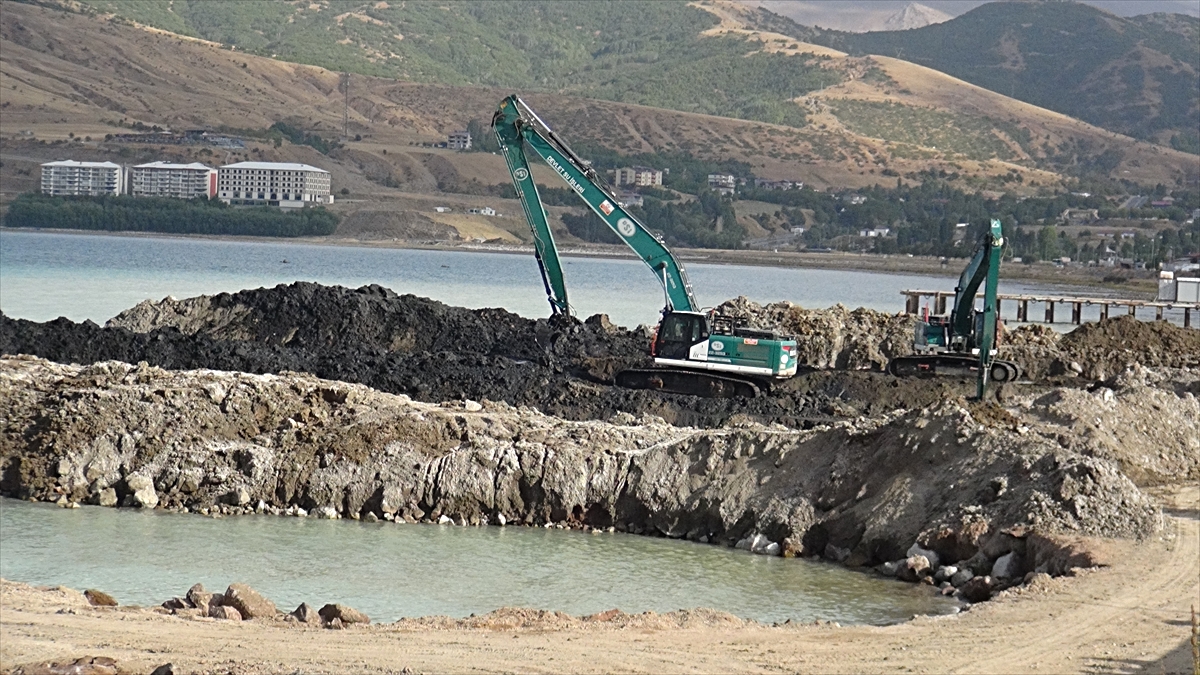 Van Gölü'nde dip çamuru temizliği hız kazandı