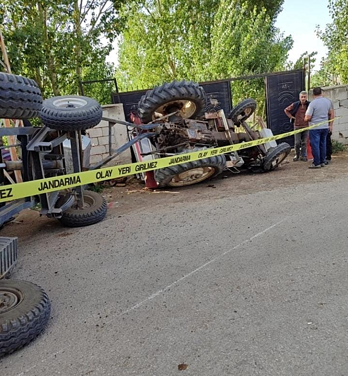 Van'ın Özalp'inde devrilen traktör nedeniyle 3 kişi yaralandı, hastaneye kaldırıldı