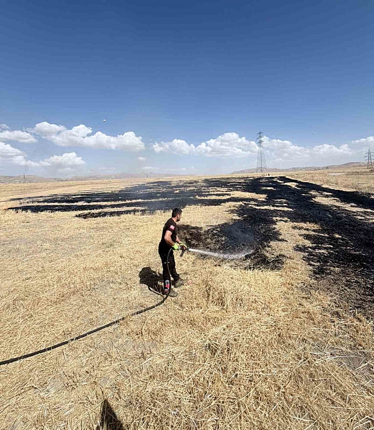 Van Tuşba'da çıkan örtü üstü yangın itfaiye ekiplerince söndürüldü