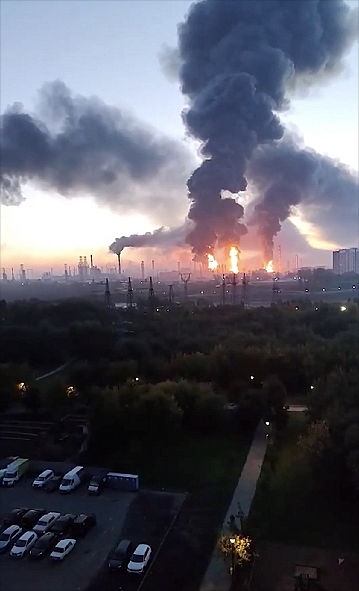 Zelenskiy, Moskova ve Voronej’de petrol ve işletme tesislerinin vurulduğunu bildirdi