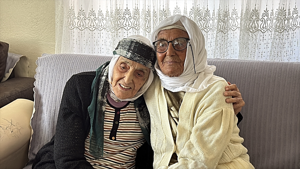 Zonguldak Gökçebey'de iki kız kardeş bir asrı aşkın süredir yaşıyor