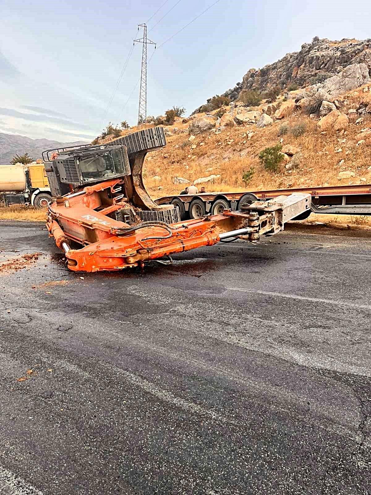 Adıyaman Kahta'da tırdan kayarak yola devrilen paletli kepçe trafiği kesti