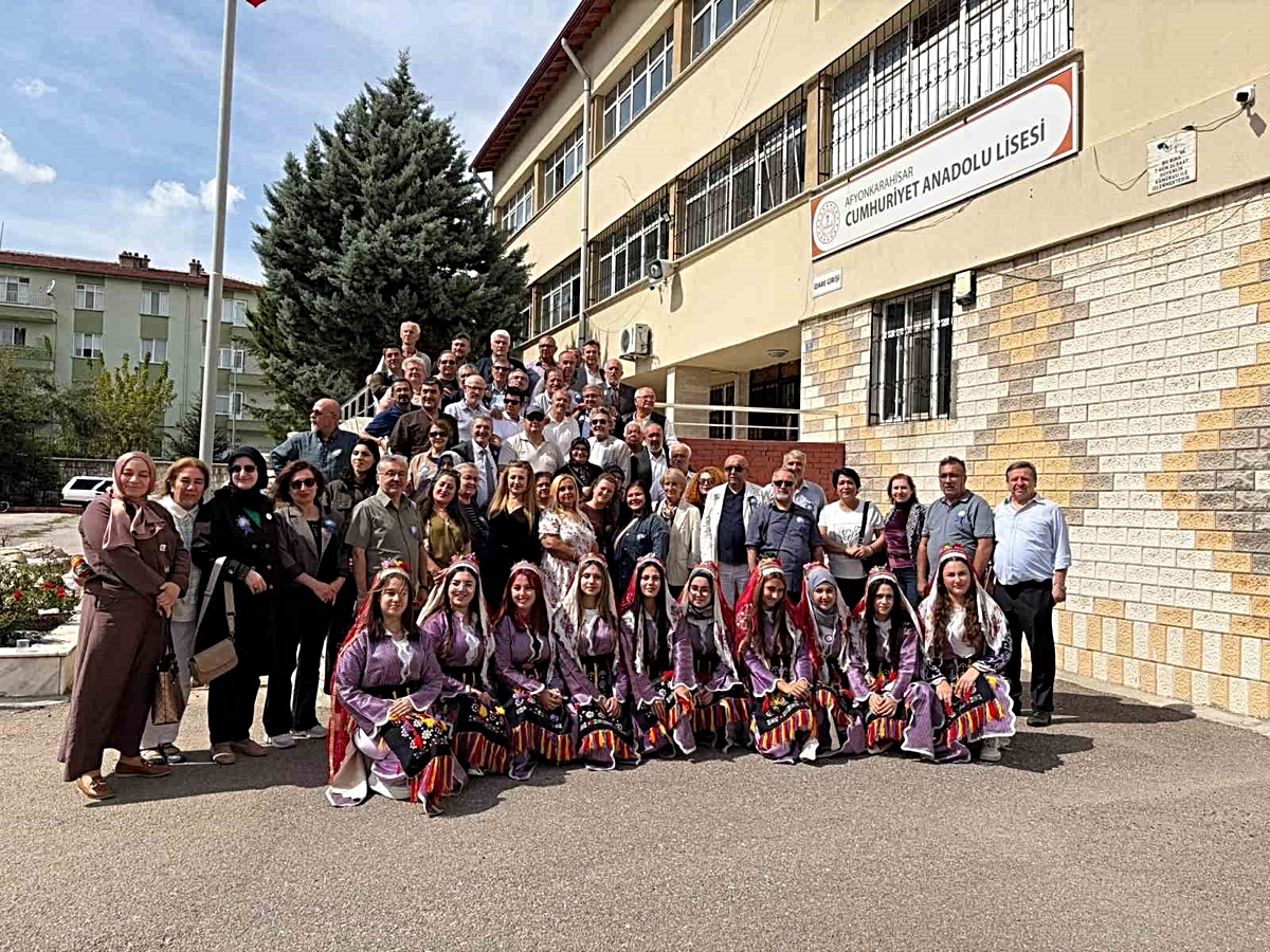 Afyonkarahisar Cumhuriyet Anadolu Lisesi mezunları 40. yıl buluşmasında yoklama yaptı