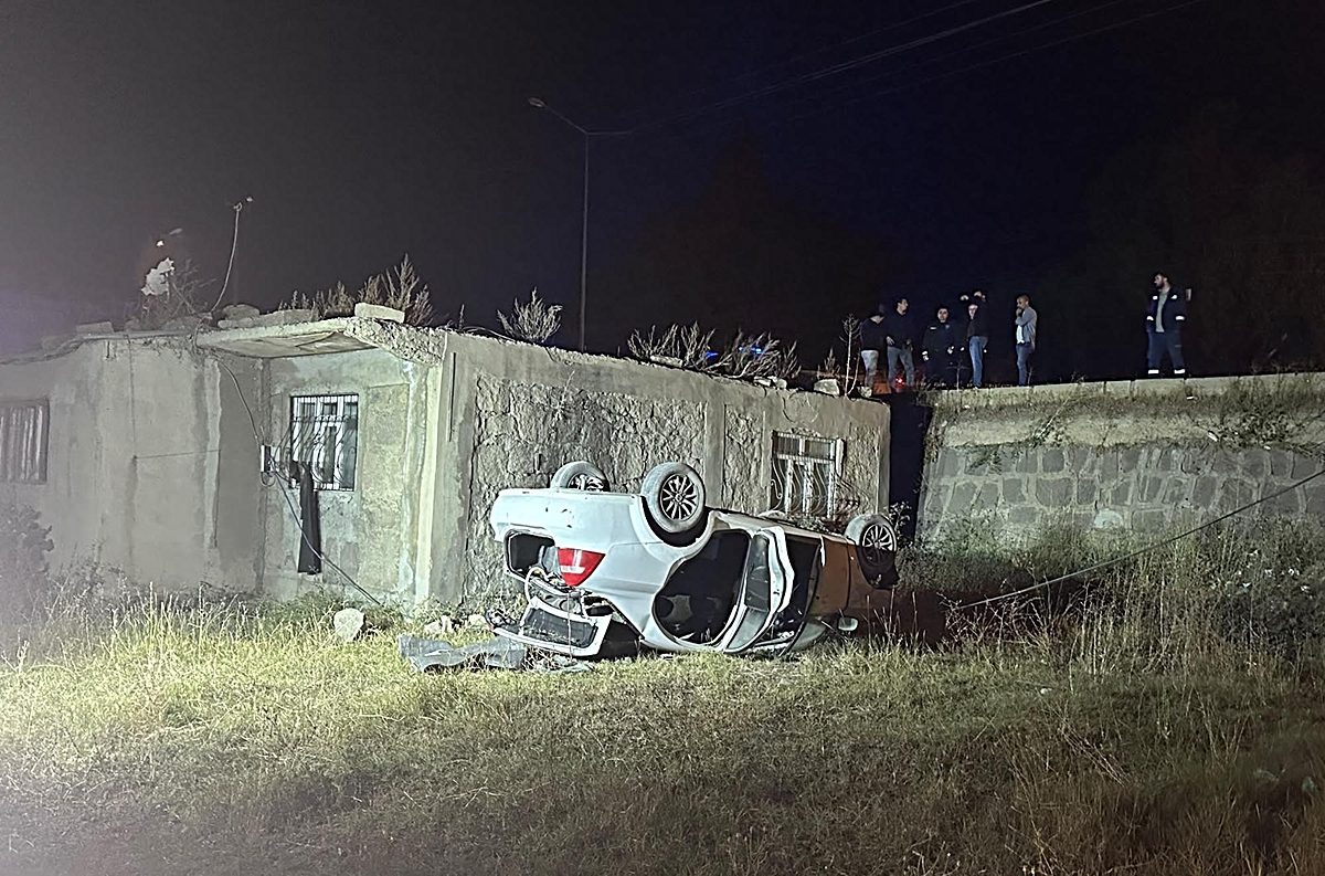Ağrı'da otomobil çatıdan şarampole devrildi, sürücü yaralandı