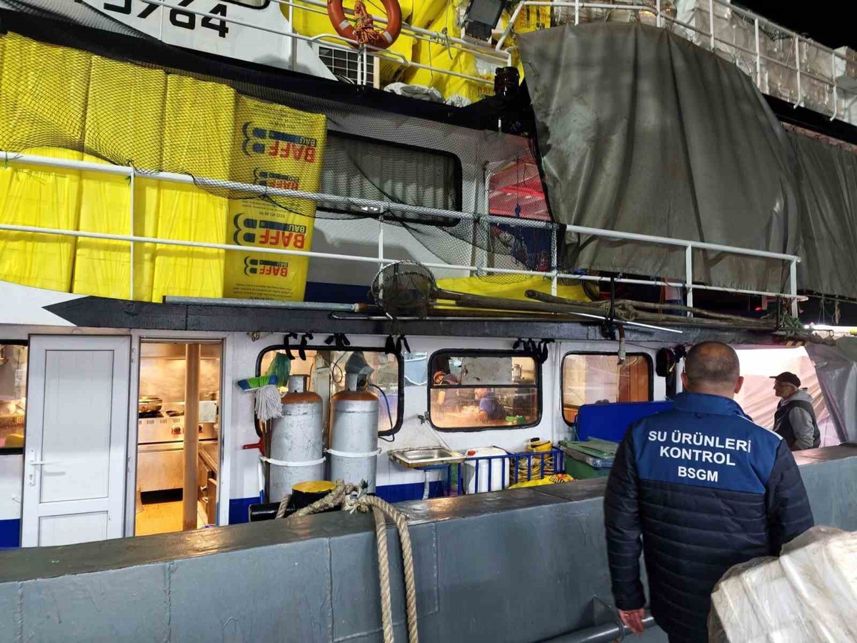 Akçakoca'da Su Ürünleri Kontrol Ekipleri palamut avı denetimlerini sürdürüyor