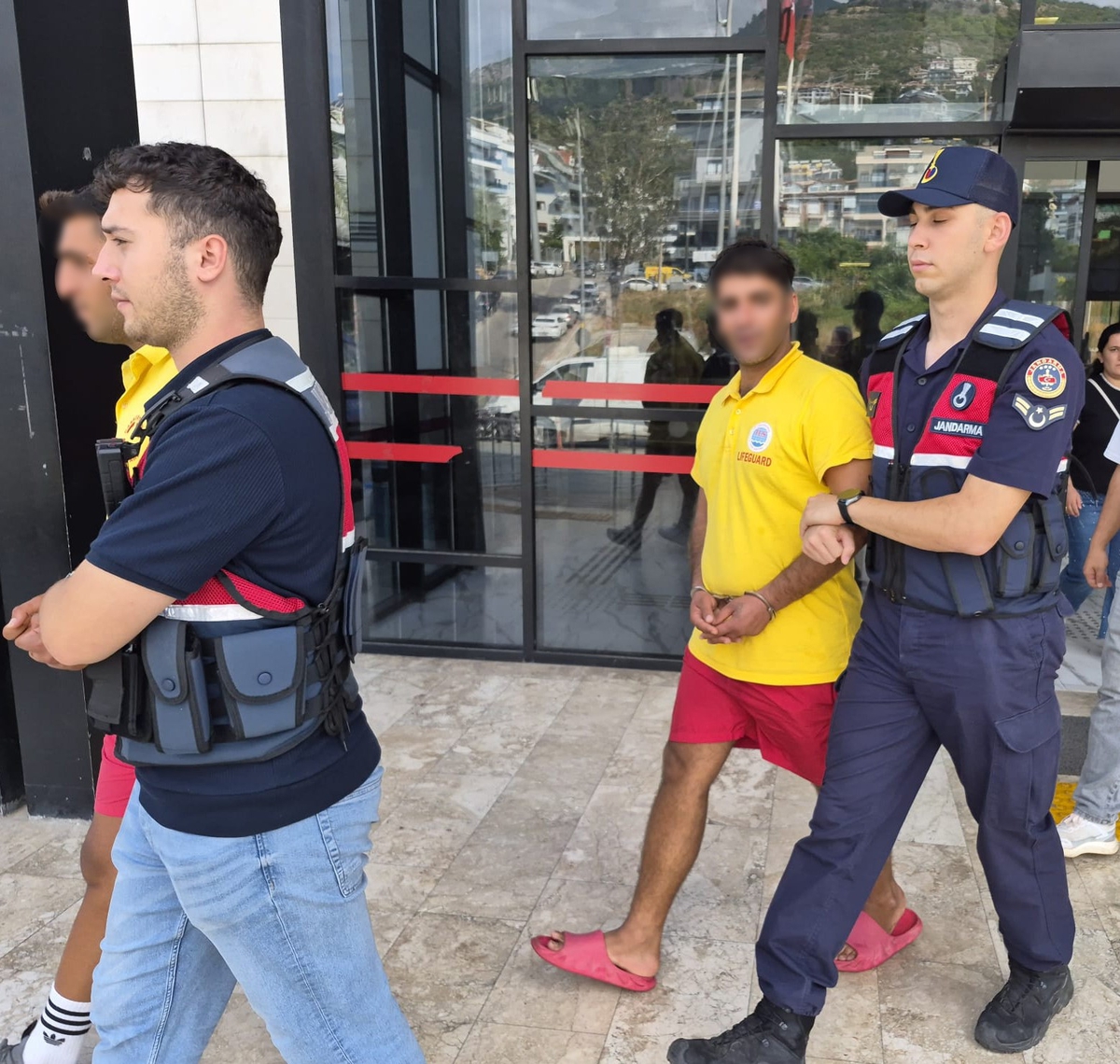 Alanya'da market çalışanı sırtından bıçaklandı; 2 şüpheli tutuklandı