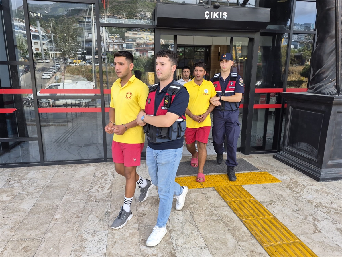Alanya'da market çalışanının bıçaklanmasında 3 kardeşten 2'si tutuklandı