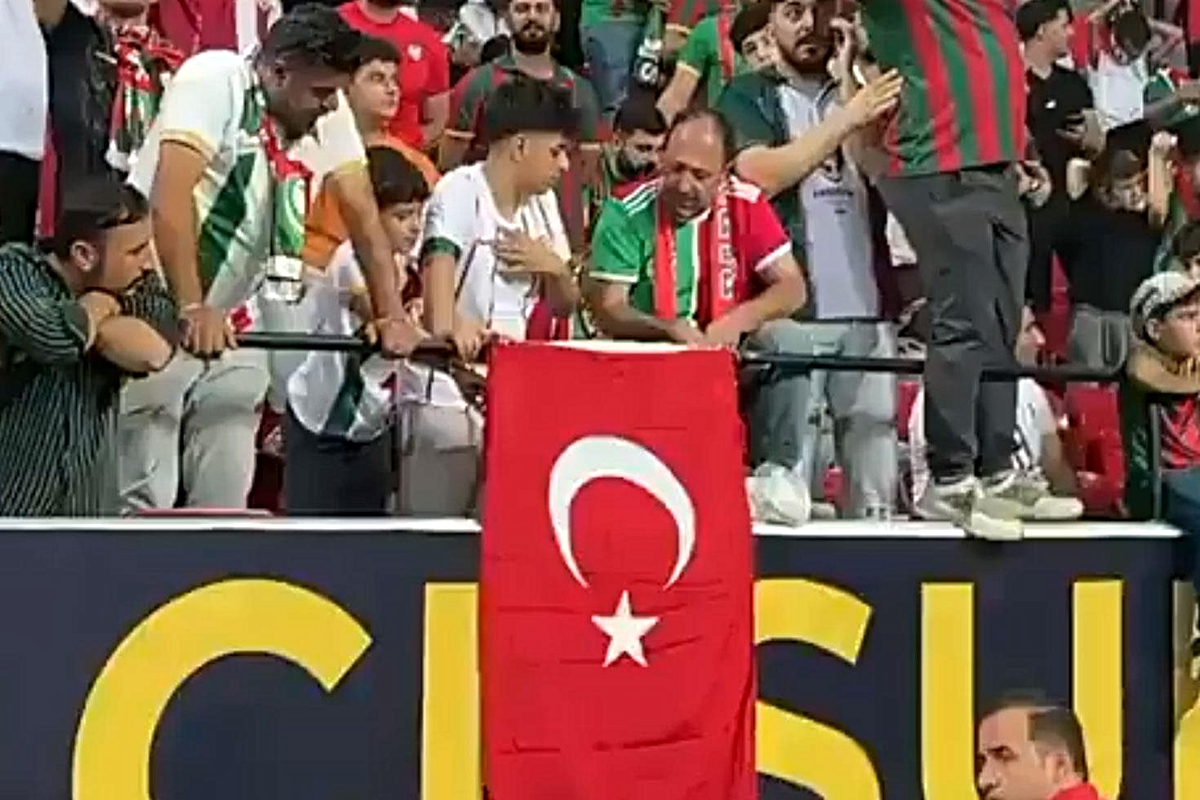 Amedspor tribünlerinde Türk bayrakları dalgalandı