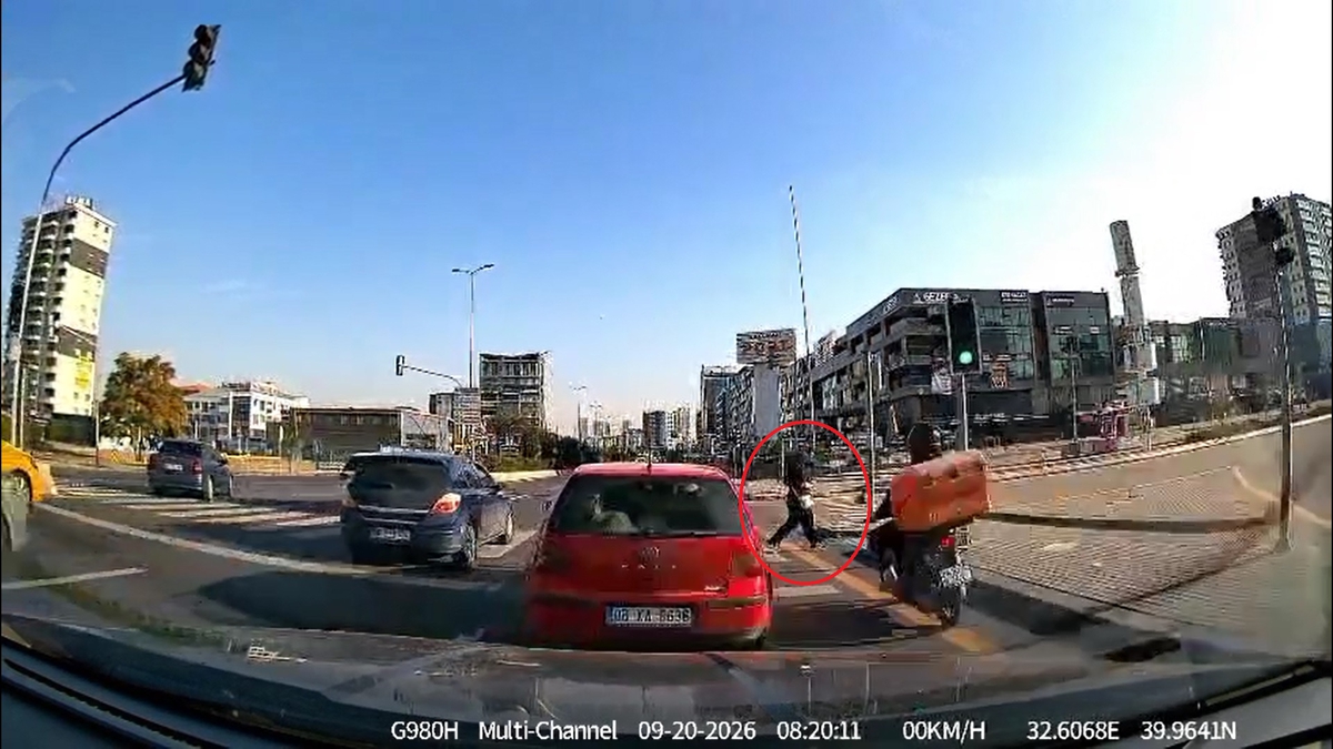 Ankara Etimesgut'ta motosiklet kadına çarptı; 2 yaralı, kaza araç kamerasına yansıdı