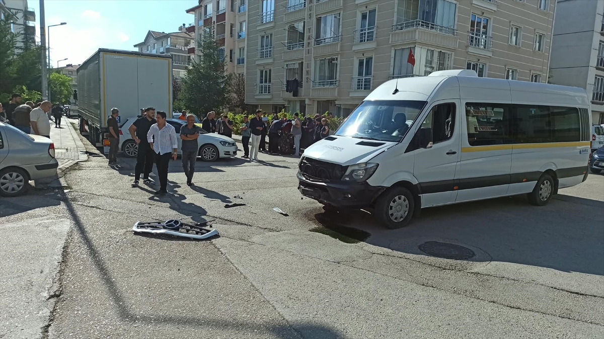 Ankara Kahramankazan'da iki aracın çarpıştığı kazada kadın sürücü yaralandı
