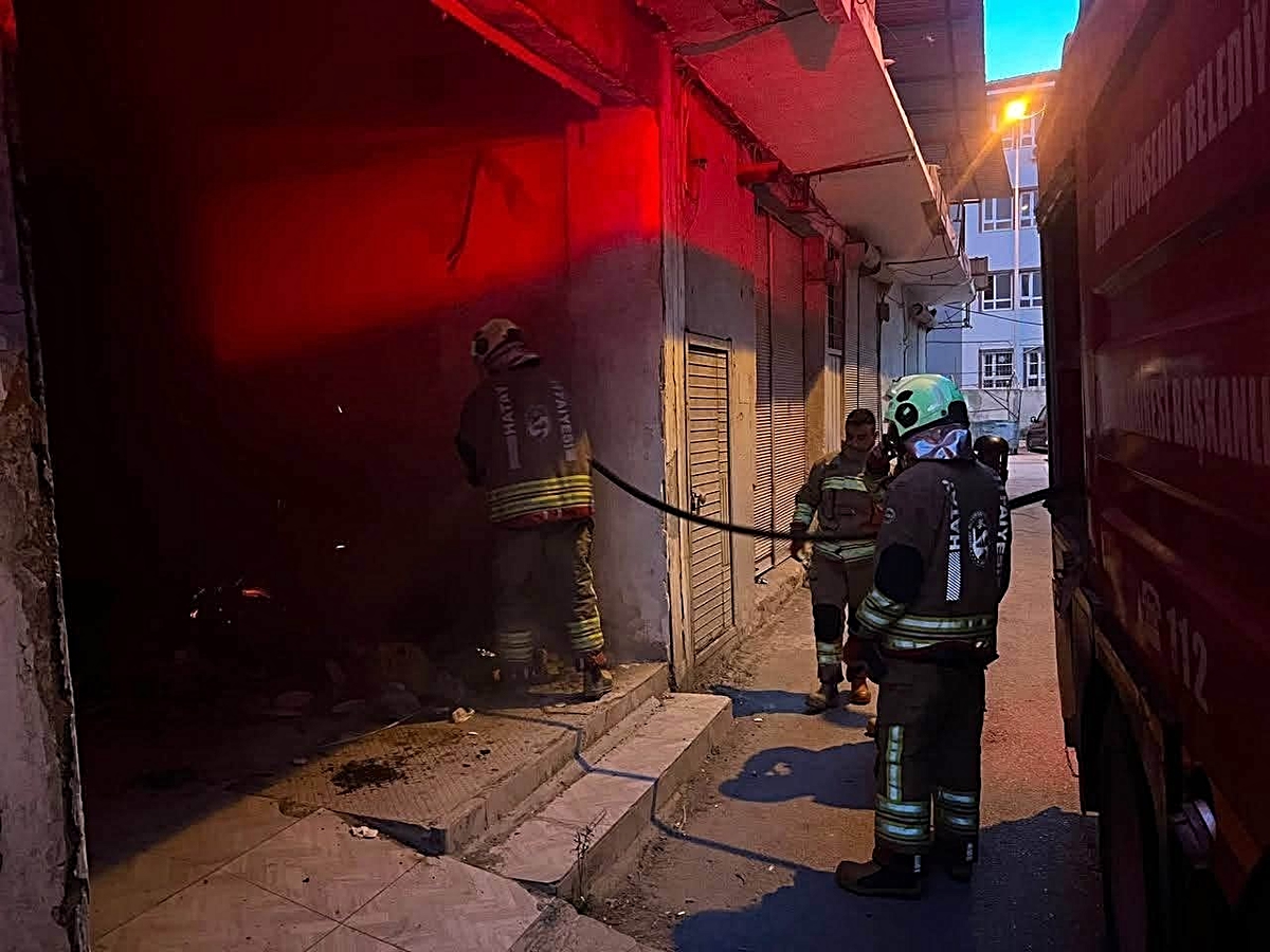 Antakya'da metruk iş yerindeki yangın itfaiyenin müdahalesiyle kontrol altına alındı