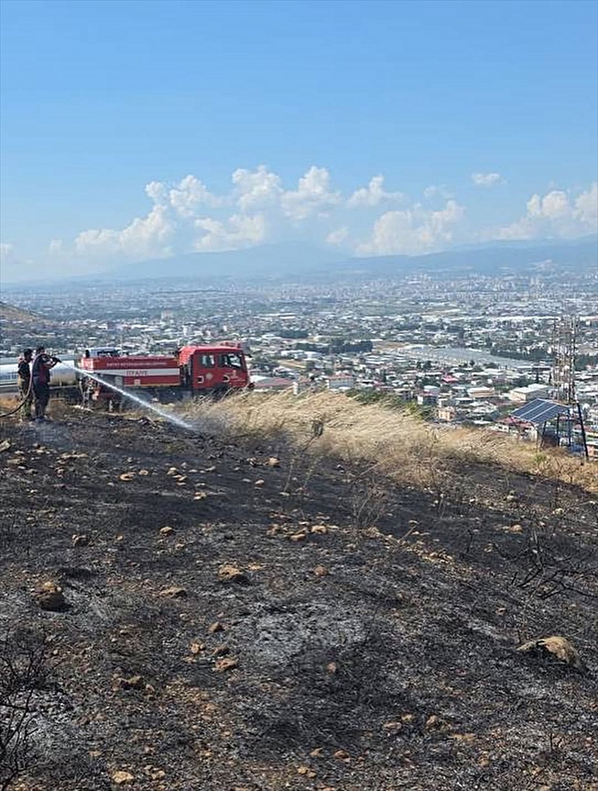 Antakya Narlıca'da otluk alanda çıkan yangın ekipler sayesinde büyümeden söndürüldü