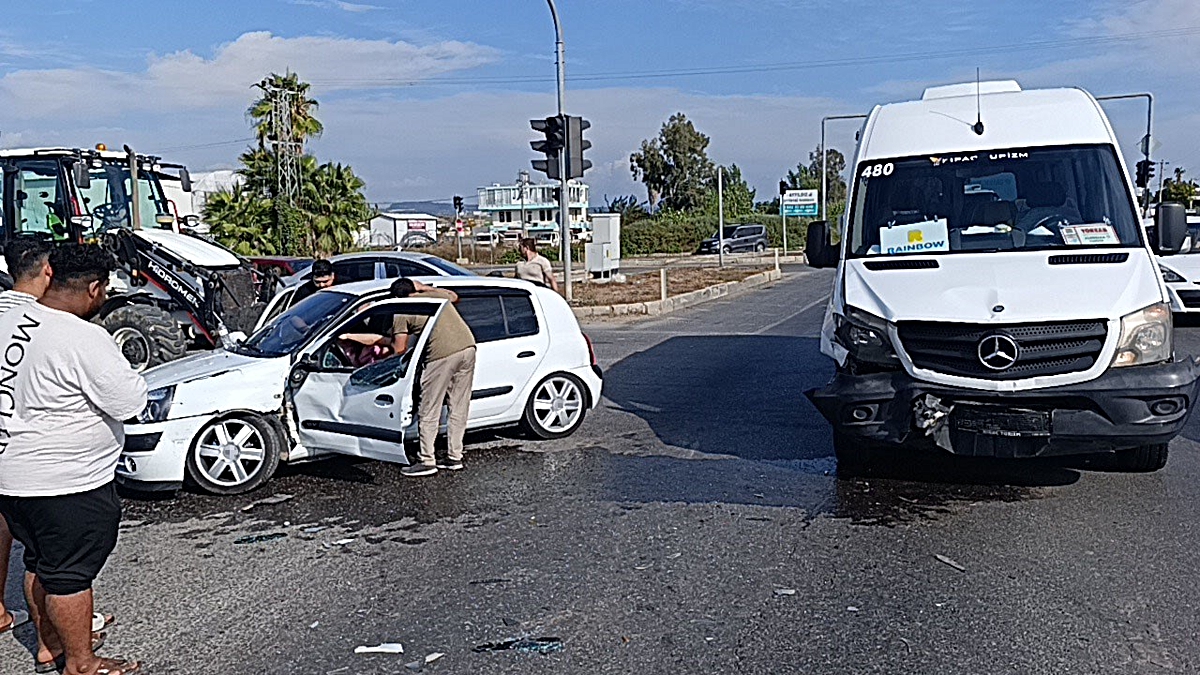 Antalya Manavgat'ta tur minibüsüyle otomobil çarpıştı, 2 yaralı