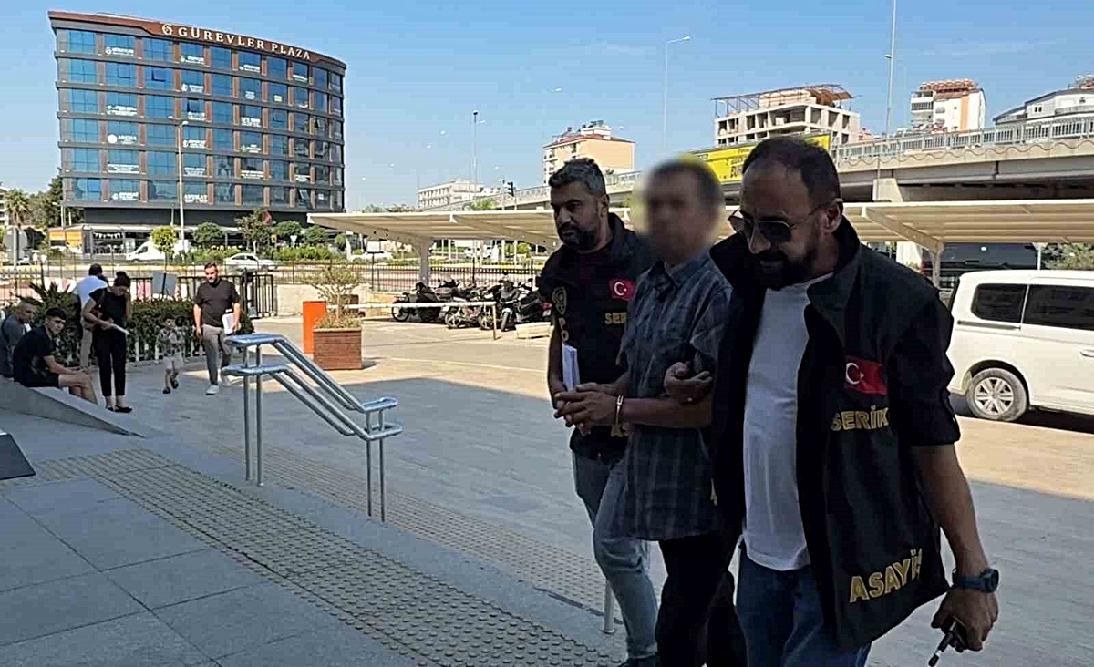 Antalya Serik'te çöp poşeti geçirip otomobili kundaklayan şüpheli yakalandı
