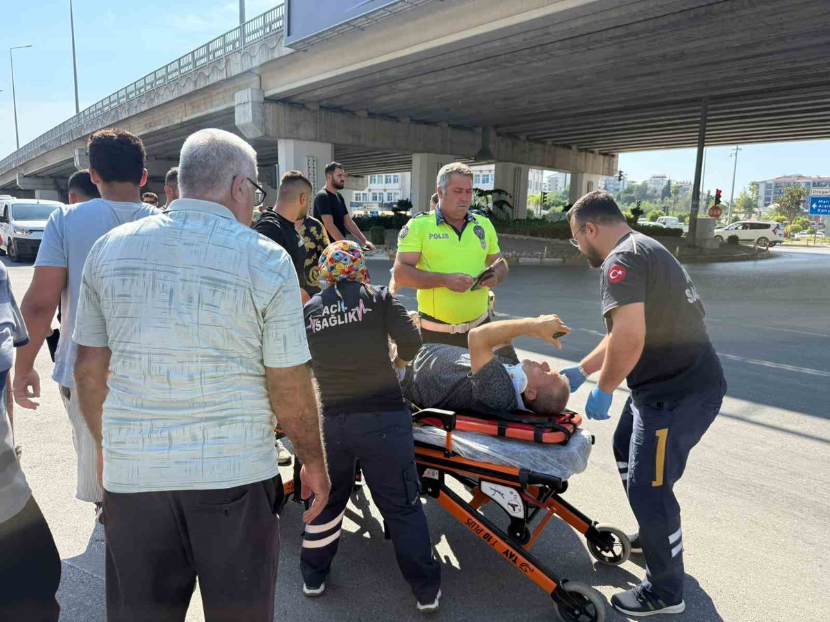 Antalya Serik'te otobüs ile motosiklet çarpıştı, 1 yaralı sürücü sedyede mesaj attı