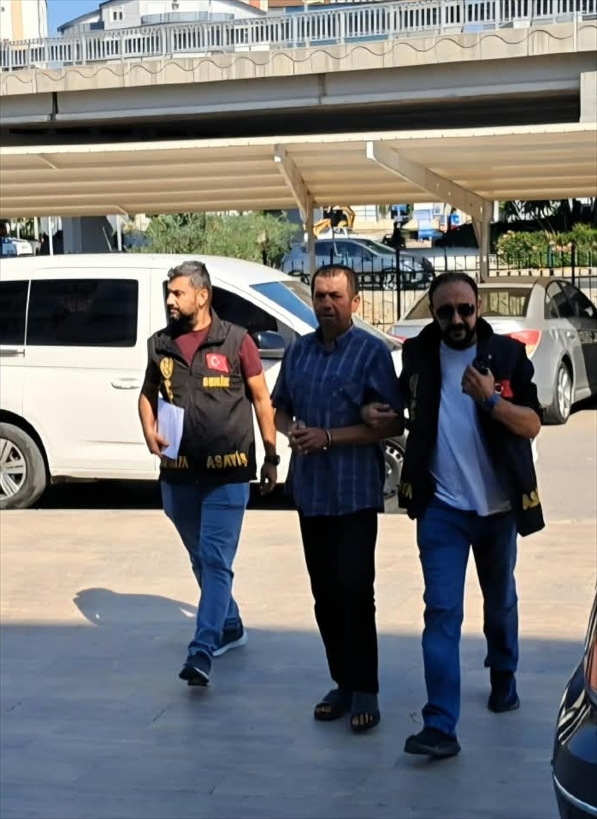 Antalya Serik'te otomobili ateşe verdiği öne sürülen motosikletli şüpheli tutuklandı