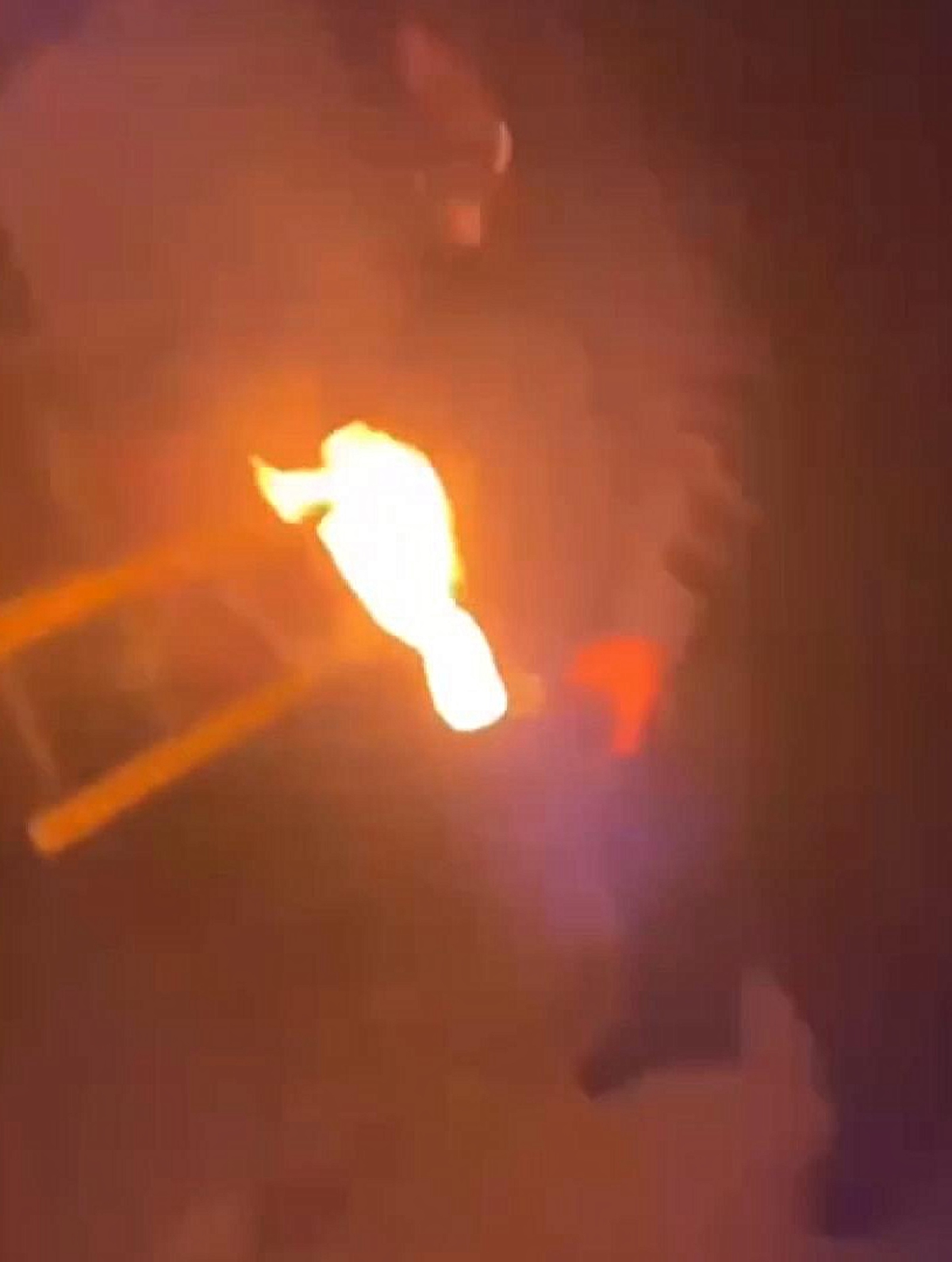Arnavutköy'de iş yeri sahibini tehdit edip aracı ateşe veren 2 şüpheli yakalandı