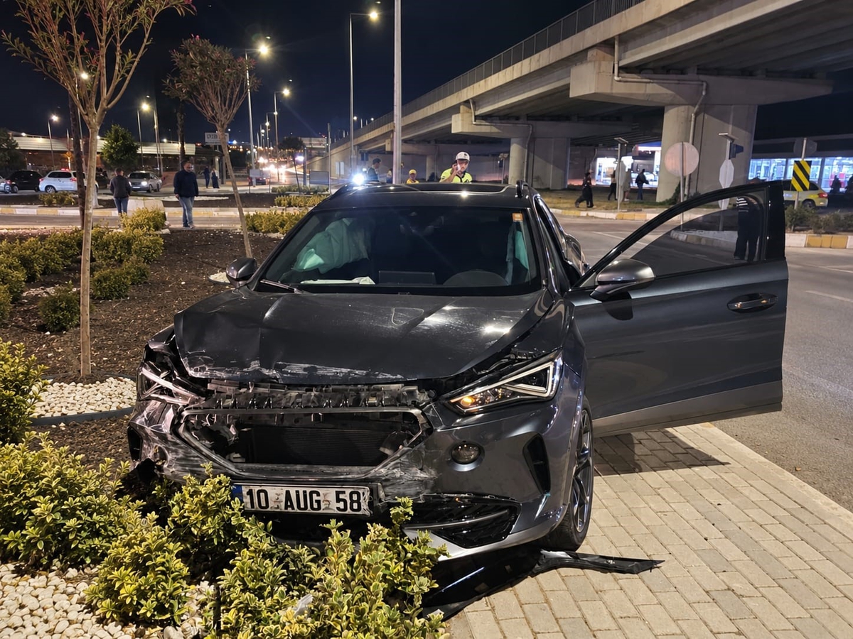 Bandırma-Bursa yolunda çarpışan iki araçtaki yaralılara itfaiye müdahale etti