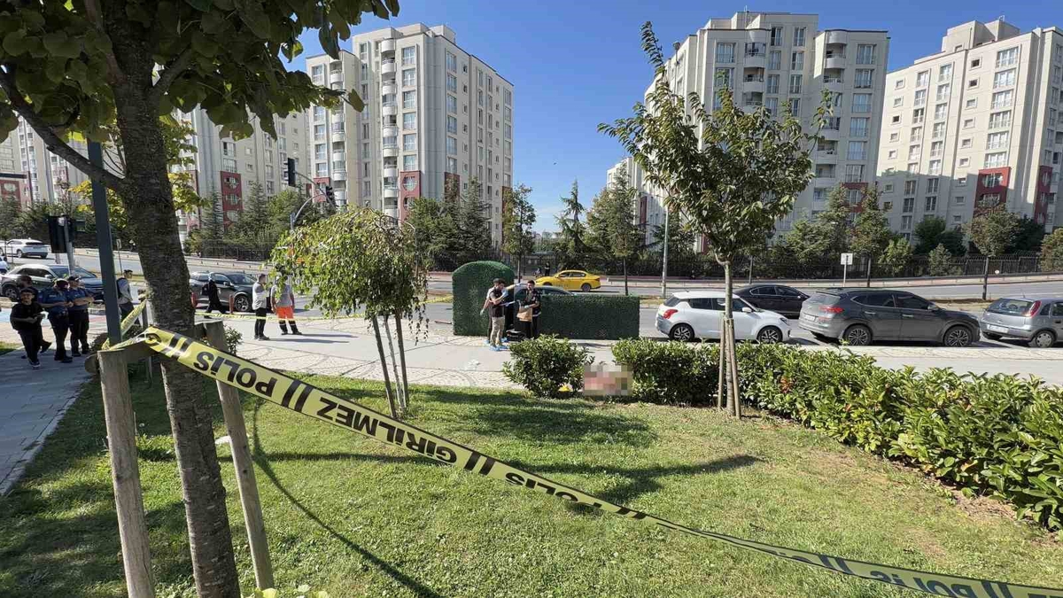 Başakşehir'de parkta silahlı kavgada 2 kişi yaralandı, polis şüphelileri arıyor