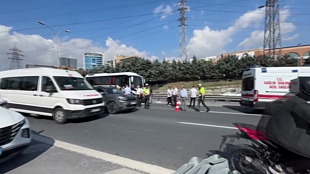 Basın Ekspres'te servis minibüsü, karşıya geçen 60 yaşlarındaki kadını ağır yaraladı