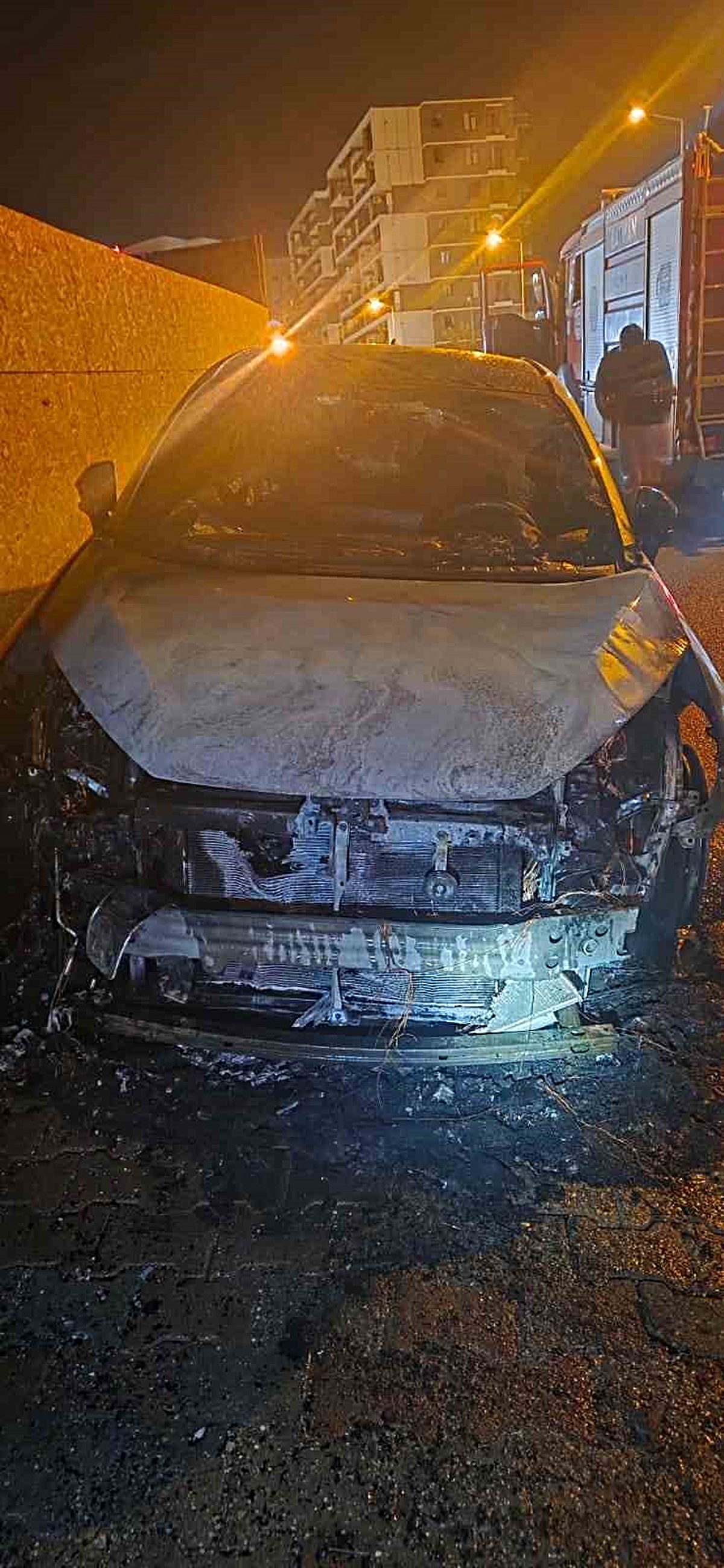 Batman'ın Belde Mahallesi'nde park halindeki otomobilde çıkan yangın söndürüldü