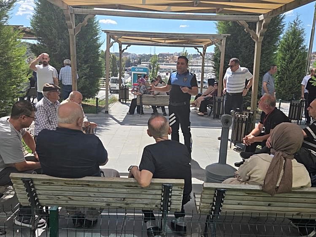 Bilecik'te polis, hastane bahçesinde 32 vatandaşı dolandırıcılığa karşı uyardı
