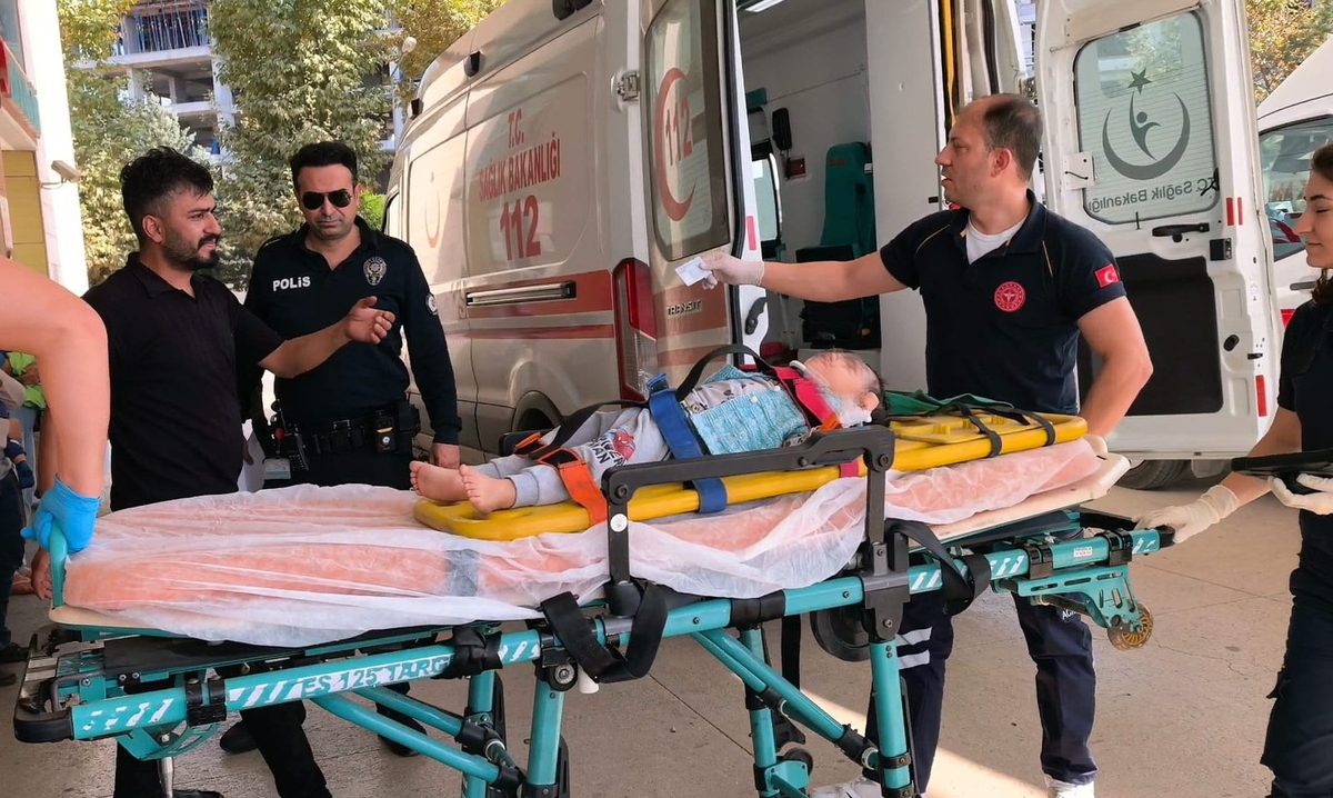 Bursa İnegöl'de 2 yaşındaki çocuk 3'üncü kattan betona düşüp ağır yaralandı