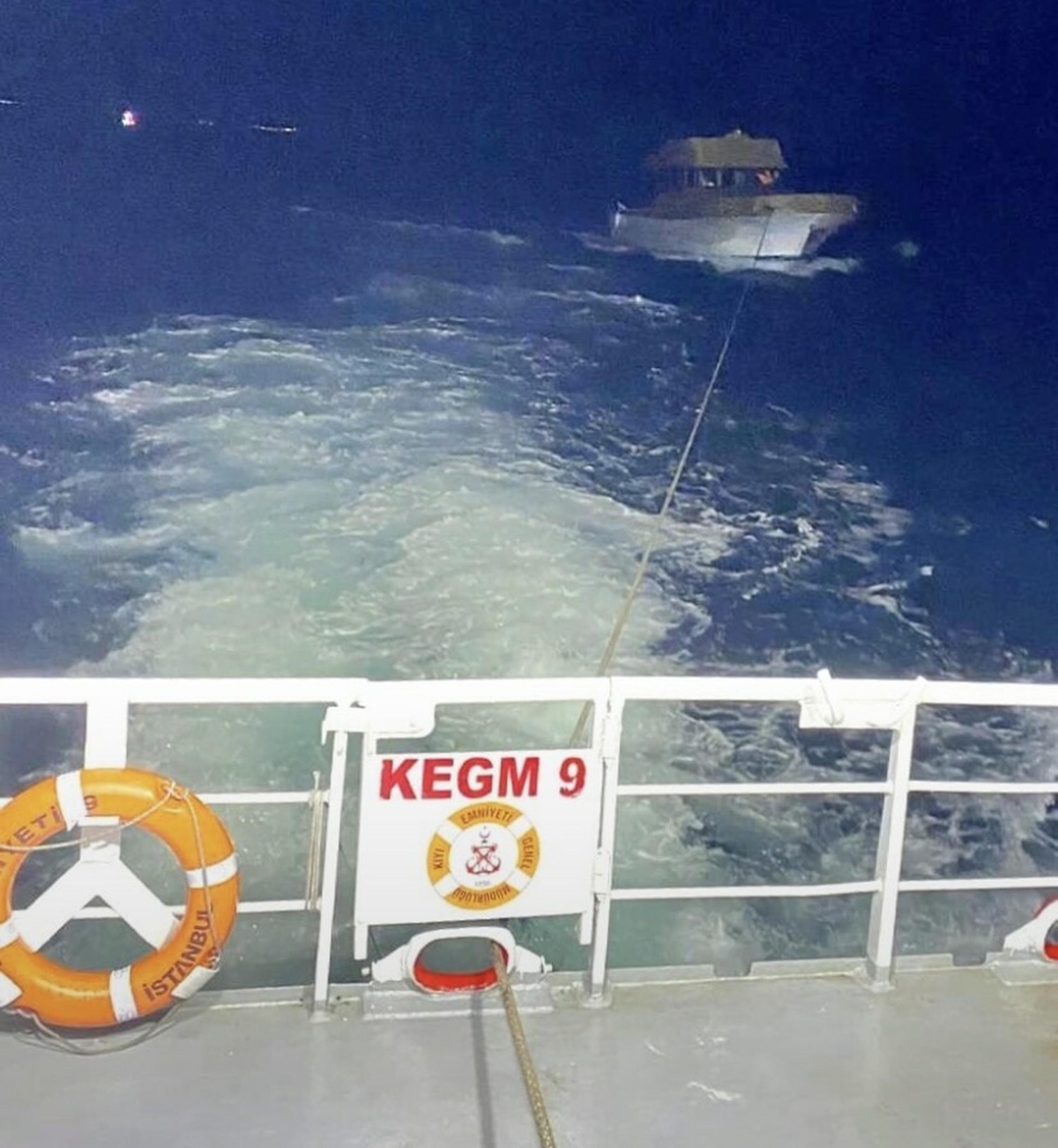 Çanakkale Boğazı'nda arıza yapan tekne, 3 kişiyle Lapseki'ye yedeklendi