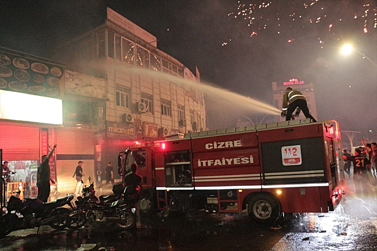Cizre’de Amed Sportif kutlamasında yangın 3 iş yeri ve aracı sardı, itfaiye eri yaralandı