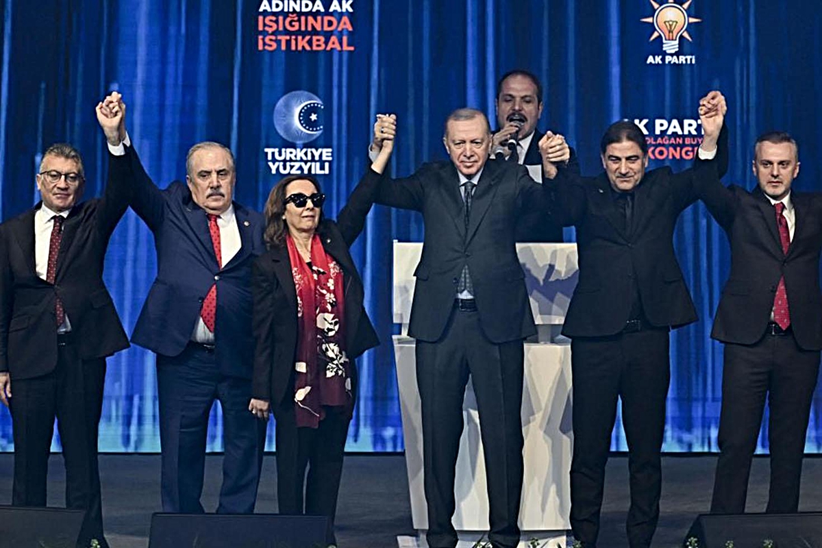 Çok sayıda milletvekili ve belediye başkanı AK Parti'ye geçmek için gün sayıyor