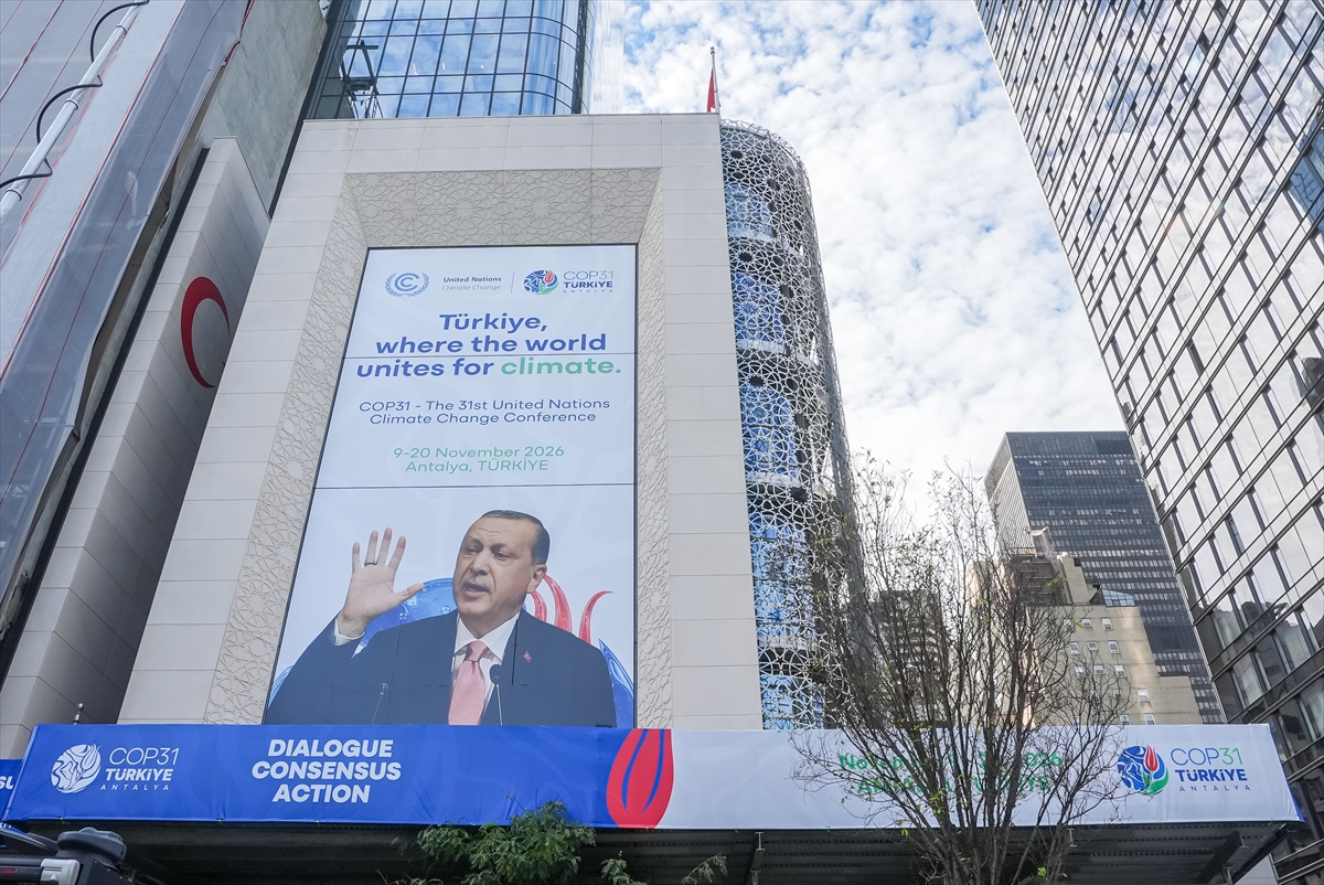 Cumhurbaşkanı Erdoğan'ın yer aldığı COP31 tanıtım afişleri Türkevi'ne asıldı