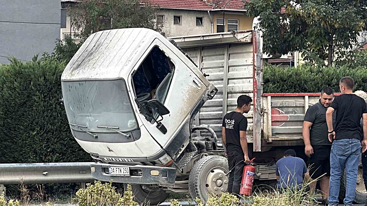 D-100'de kamyonun kupa bölümünde çıkan yangını vatandaşlar tüplerle söndürdü
