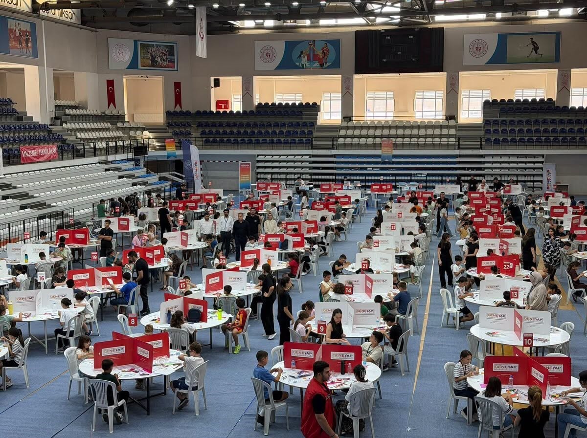 Deneyap uygulama sınavı Turgutlu'da yapıldı, Kaymakam Kapankaya alanı ziyaret etti