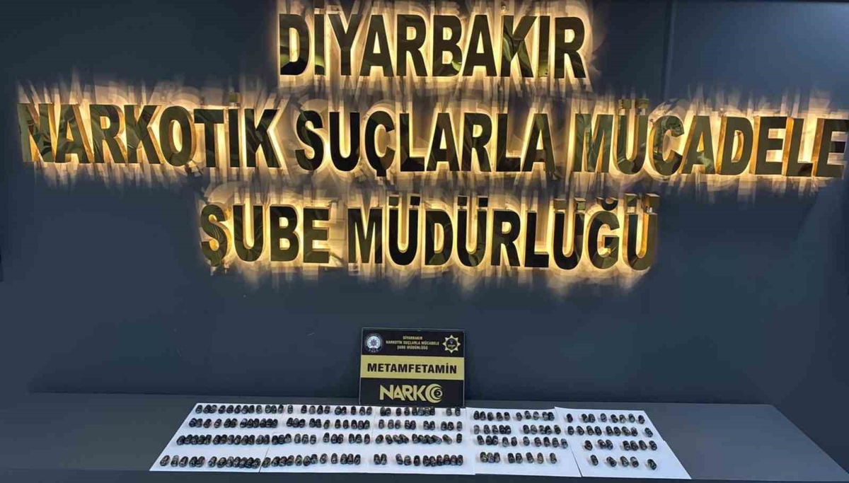 Diyarbakır'da midelerinde toplam 1420 gram metamfetamin taşıyan 2 kişi tutuklandı