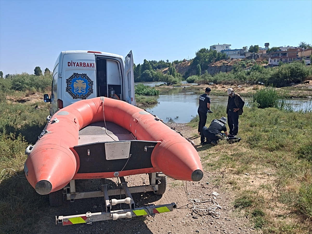 Diyarbakır Sur'da Dicle'de mahsur kalan 54 keçi ve oğlağı itfaiye kurtardı