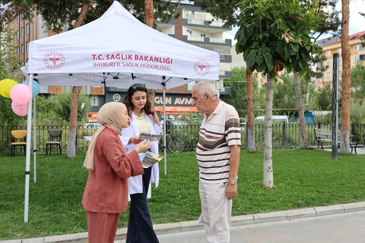 Dünya İntiharı Önleme Günü’nde Bayburt’ta İl Sağlık Müdürlüğü farkındalık standı açtı