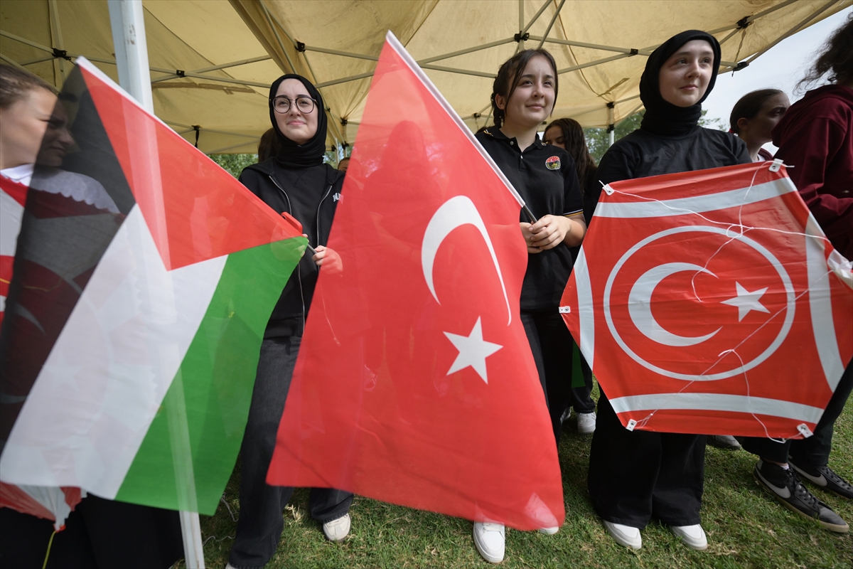 Düzce Gölyaka'da öğrenciler, Gazze'deki çocuklar için uçurtmaları gökyüzüne bıraktı