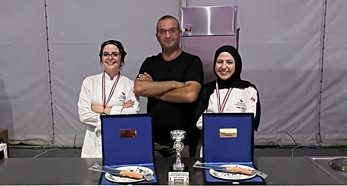 Düzce Üniversitesi öğrencileri Bursa Gastronomi Festivali'nde gümüş madalya kazandı.