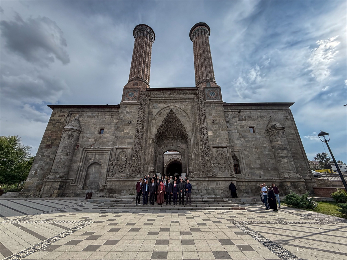 Erzurum'daki tarihi Çifte Minareli Medrese'de 31 sanatçının 56 eseri sergileniyor