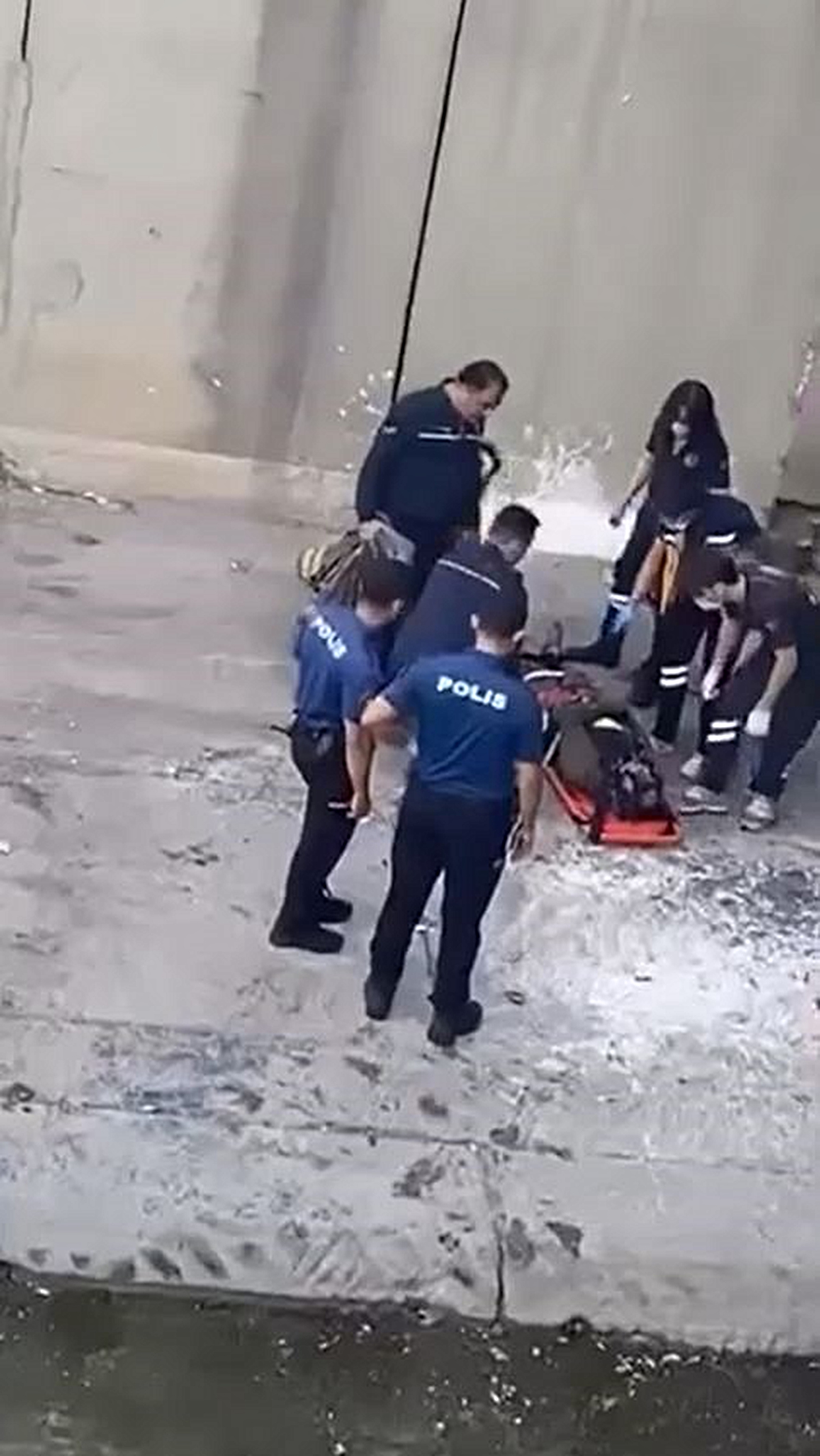 Esenyurt'ta polisten kaçan kadın köprüden dereye atlayıp bacağını kırdı