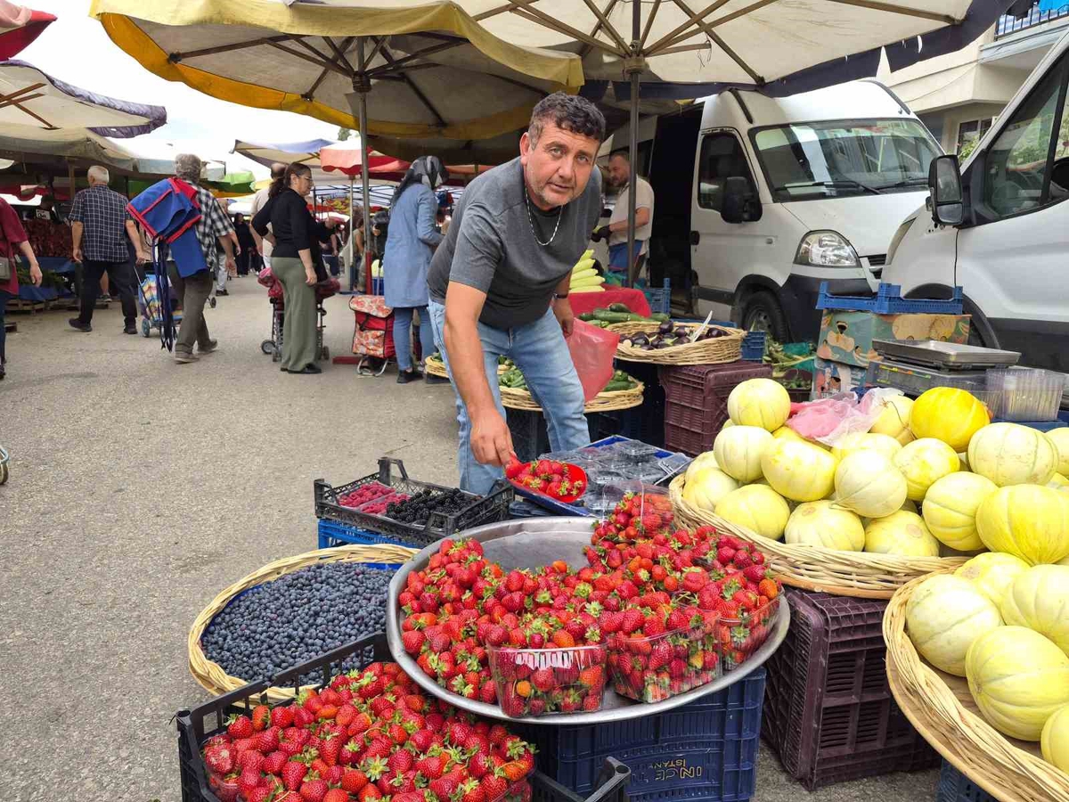 Eskişehir'de sonbaharda tezgahlarda kilosu 100-200 TL olan çilek ilgi görüyor
