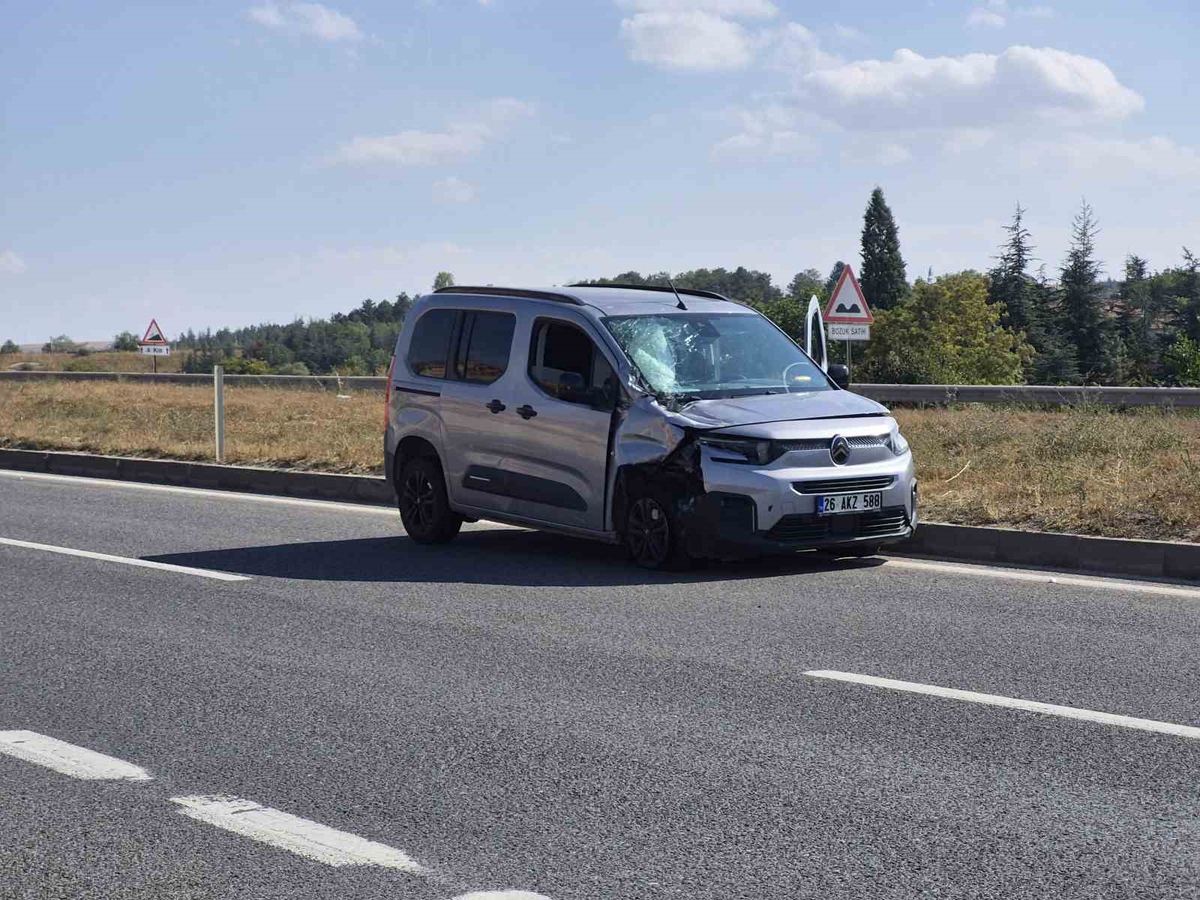 Eskişehir'de tırın dorsesine arkadan çarpan hafif ticari aracın sürücüsü yaralandı