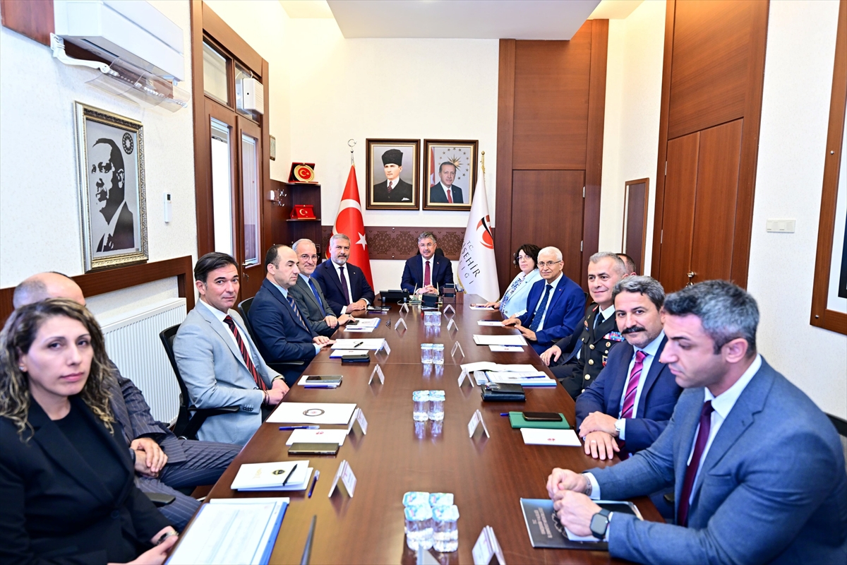 Eskişehir'de Vali Yılmaz başkanlığında üniversite güvenliği toplantısı yapıldı