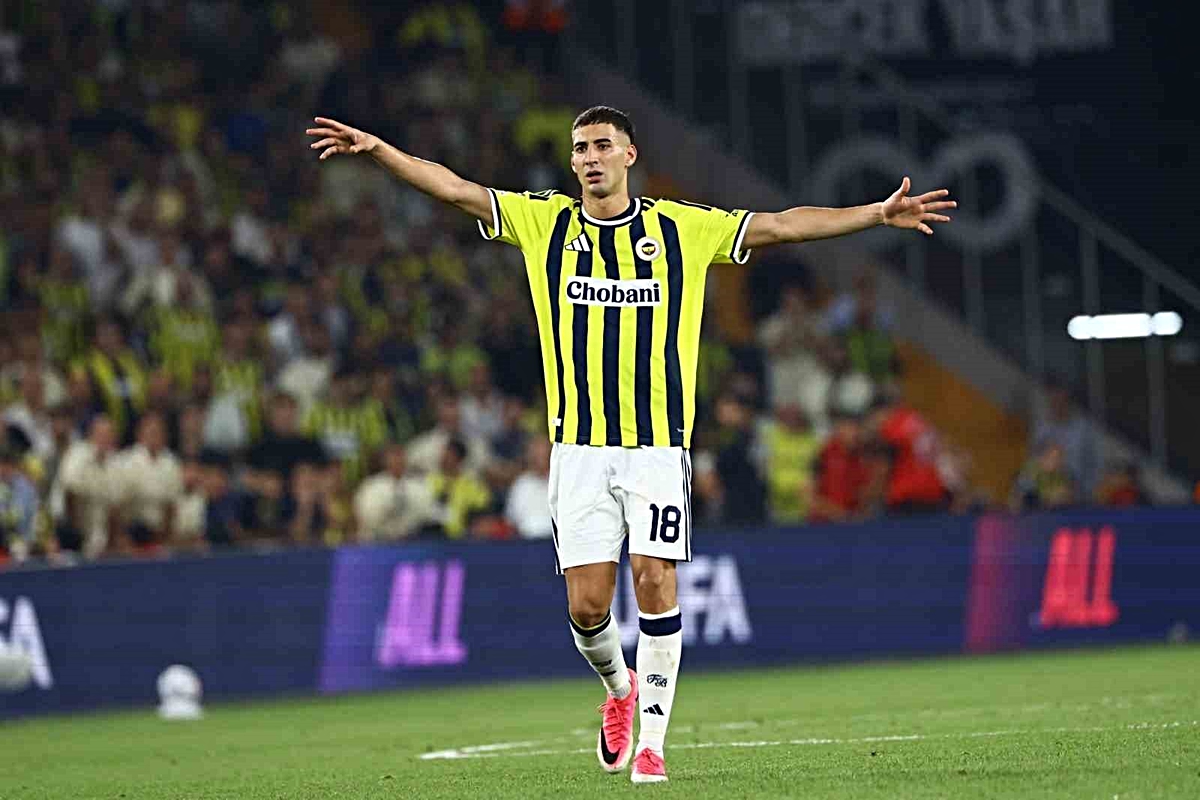 Fenerbahçe'nin Mert Müldür'ü menisküs yırtığı nedeniyle başarılı operasyon geçirdi