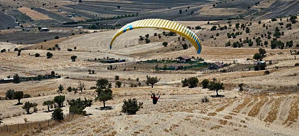 Gayrimenkul danışmanı Kutlar, 11 yıldır dağ zirvelerinden yamaç paraşütüyle uçuyor