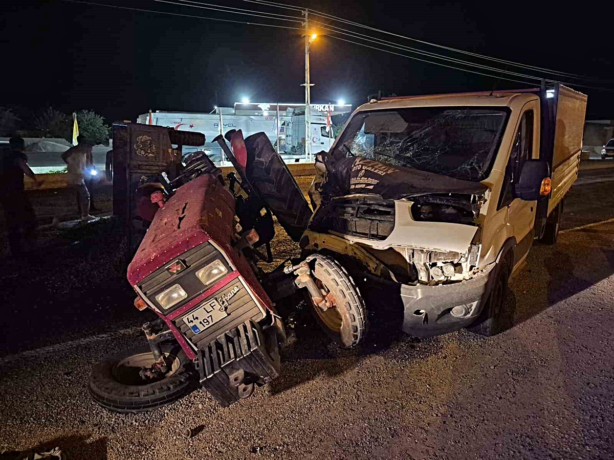 Gaziantep Yavuzeli'de kamyonet ile traktör çarpıştı, 3 kişi yaralandı, fıstık döküldü